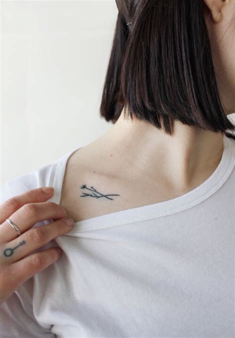 tatuajes pequeños clavicula|Tatuaje minimalista clavicula